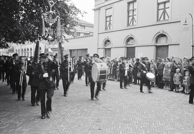 853235 Afbeelding van de Postfanfare Onder Ons, op de Van Asch van Wijckskade te Utrecht, aan het hoofd van de optocht ...
